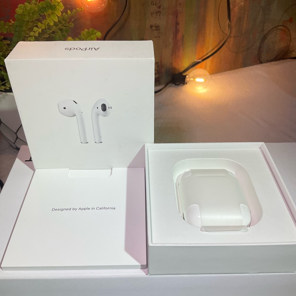 Apple AirPods True Wireless Bluetooth Headphones 1st Generation wm Charging Case - Picture 3 of 13